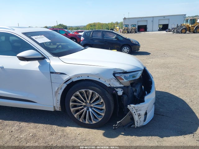 46121193 :رقم المزاد ، WA1VAAGE3KB006032 vin ، 2019 Audi E-tron Premium Plus مزاد بيع