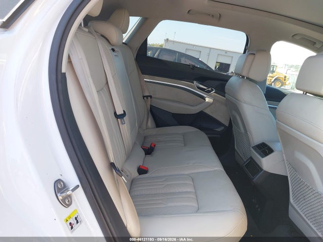 46121193 :رقم المزاد ، WA1VAAGE3KB006032 vin ، 2019 Audi E-tron Premium Plus مزاد بيع