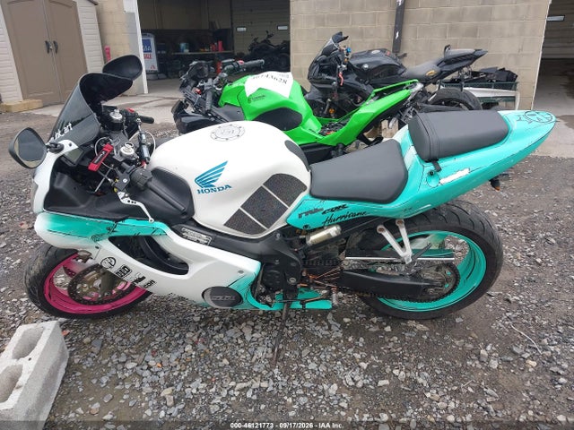46121773 :رقم المزاد ، JH2PC35062M304324 vin ، 2002 Honda Cbr600 F4 مزاد بيع