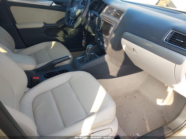 2015 Volkswagen Jetta 1.8t Se მანქანა იყიდება აუქციონზე, vin: 3VWD07AJ2FM251011, აუქციონის ნომერი: 46122231