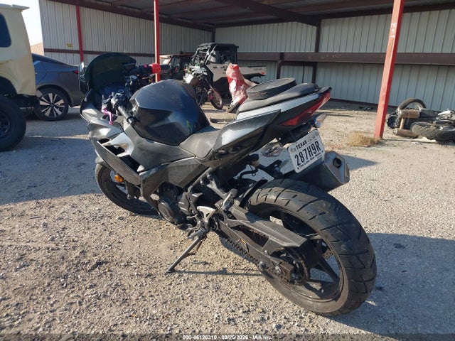 Kawasaki EX400 2022 JKAEXKH12NDAF9005 Image 3