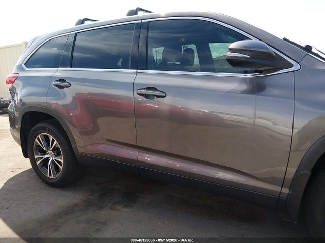 Toyota Highlander Le Plus 2019 5TDBZRFH5KS729904 Image 14