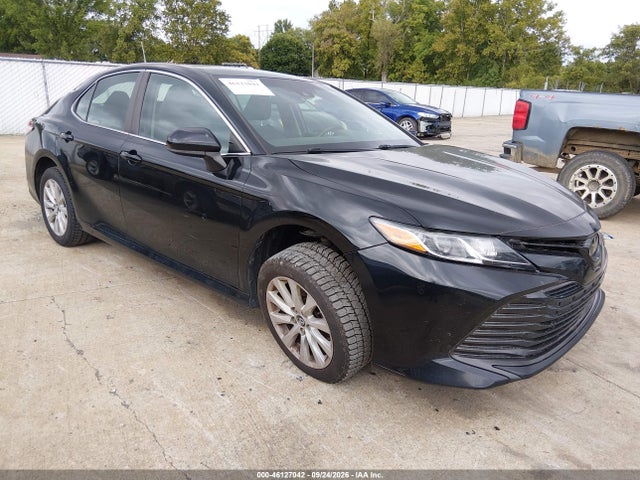 46127042 :رقم المزاد ، 4T1B11HK4JU655138 vin ، 2018 Toyota Camry Le مزاد بيع