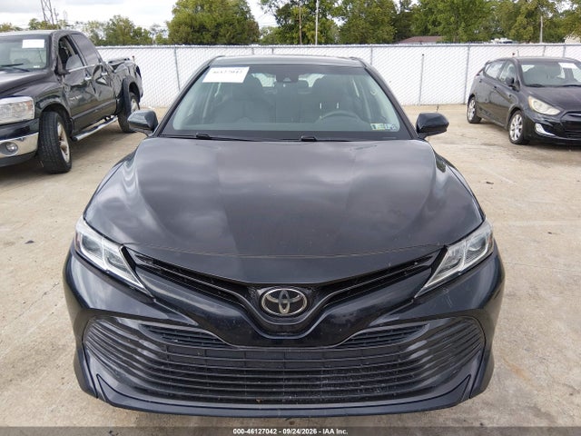 46127042 :رقم المزاد ، 4T1B11HK4JU655138 vin ، 2018 Toyota Camry Le مزاد بيع