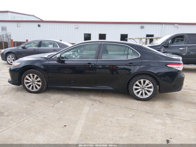 46127042 :رقم المزاد ، 4T1B11HK4JU655138 vin ، 2018 Toyota Camry Le مزاد بيع