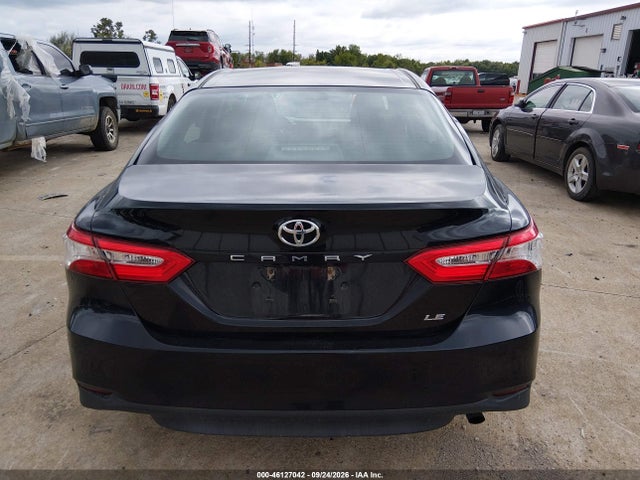 46127042 :رقم المزاد ، 4T1B11HK4JU655138 vin ، 2018 Toyota Camry Le مزاد بيع
