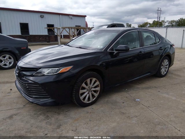 46127042 :رقم المزاد ، 4T1B11HK4JU655138 vin ، 2018 Toyota Camry Le مزاد بيع