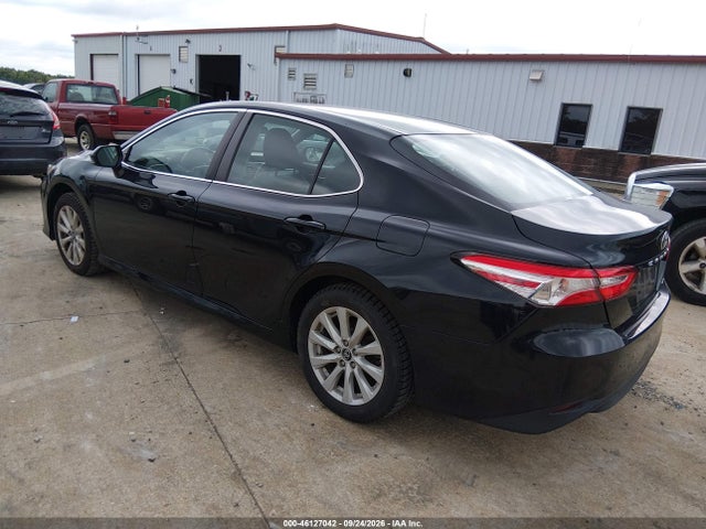 46127042 :رقم المزاد ، 4T1B11HK4JU655138 vin ، 2018 Toyota Camry Le مزاد بيع