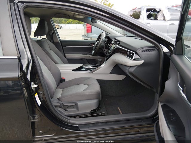 46127042 :رقم المزاد ، 4T1B11HK4JU655138 vin ، 2018 Toyota Camry Le مزاد بيع