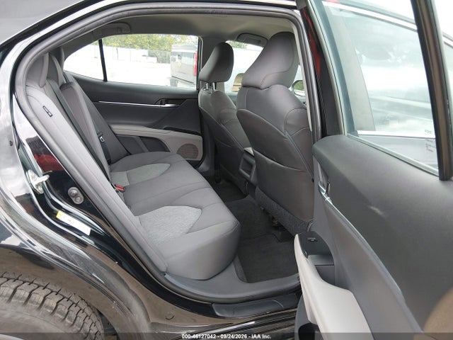 46127042 :رقم المزاد ، 4T1B11HK4JU655138 vin ، 2018 Toyota Camry Le مزاد بيع