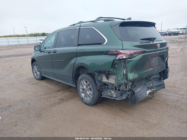 Toyota SIENNA LE 2023 5TDKRKEC8PS140981 Image 3
