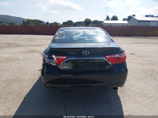 46127843 :رقم المزاد ، 4T1BF1FK8FU107896 vin ، 2015 Toyota Camry Se مزاد بيع