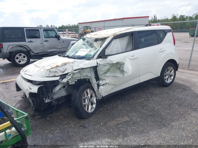 2021 Kia Soul S მანქანა იყიდება აუქციონზე, vin: KNDJ23AU9M7773905, აუქციონის ნომერი: 46128403