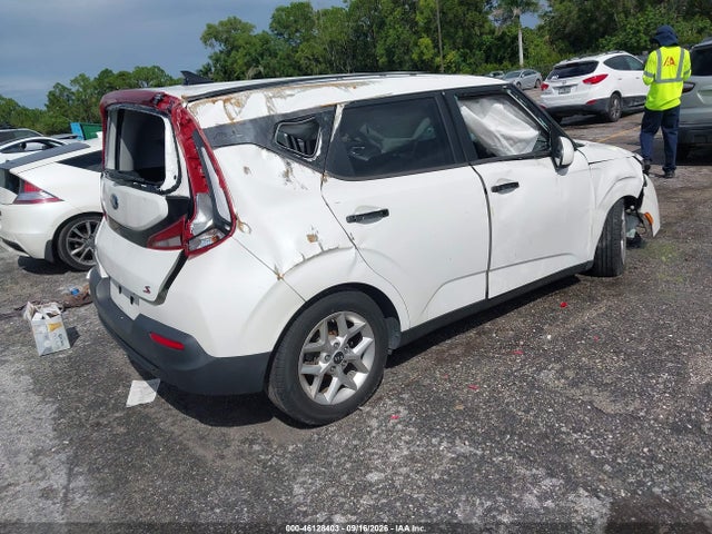 2021 Kia Soul S მანქანა იყიდება აუქციონზე, vin: KNDJ23AU9M7773905, აუქციონის ნომერი: 46128403