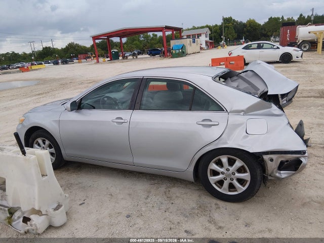 46128925 :رقم المزاد ، 4T1BF3EK8BU698013 vin ، 2011 Toyota Camry Le مزاد بيع