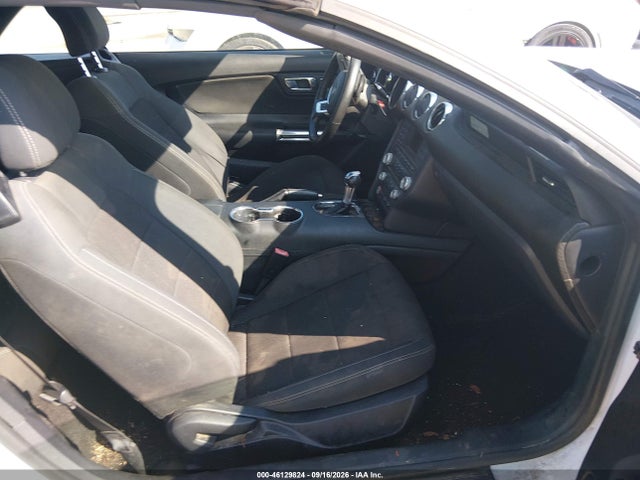 46129824 :رقم المزاد ، 1FATP8EM3F5330851 vin ، 2015 Ford Mustang V6 مزاد بيع