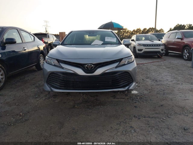 46130008 :رقم المزاد ، 4T1C11AK2LU975947 vin ، 2020 Toyota Camry Le مزاد بيع