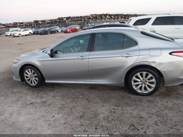 46130008 :رقم المزاد ، 4T1C11AK2LU975947 vin ، 2020 Toyota Camry Le مزاد بيع