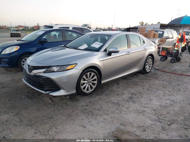46130008 :رقم المزاد ، 4T1C11AK2LU975947 vin ، 2020 Toyota Camry Le مزاد بيع