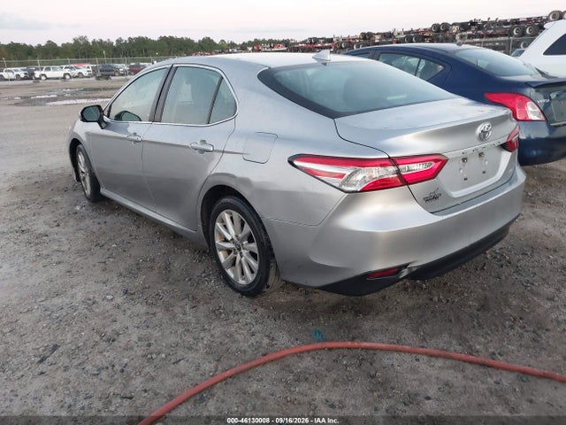 46130008 :رقم المزاد ، 4T1C11AK2LU975947 vin ، 2020 Toyota Camry Le مزاد بيع