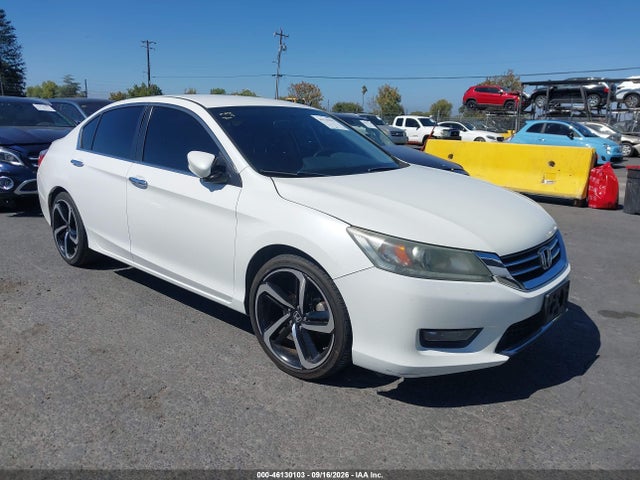 2015 1HGCR2F55FA160722 main image