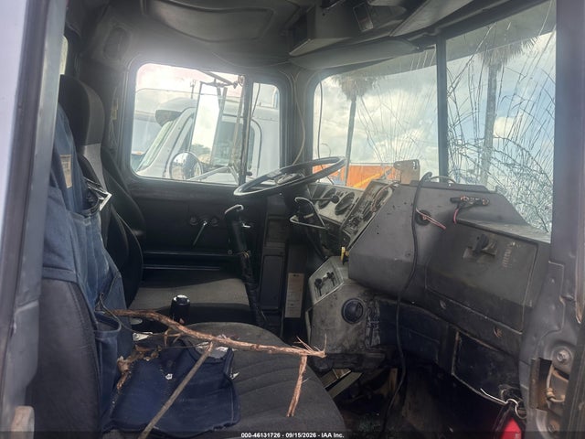 46131726 :رقم المزاد ، 1M2P267C9YM048673 vin ، 2000 Mack 600 Rd600 مزاد بيع