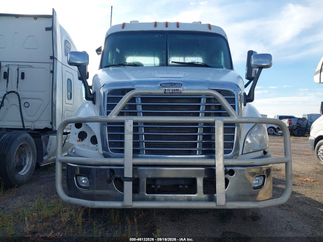 Продажа на аукционе авто 2015 Freightliner Cascadia 113, vin: 1FUJGBDV7FLBW4382, номер лота: 46132526