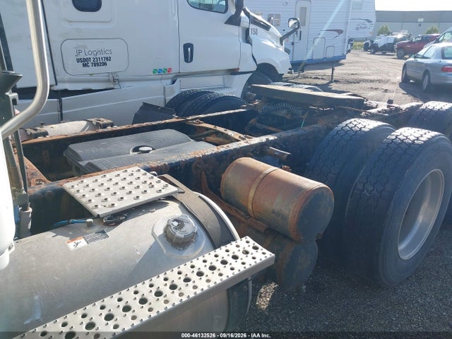 Продажа на аукционе авто 2015 Freightliner Cascadia 113, vin: 1FUJGBDV7FLBW4382, номер лота: 46132526