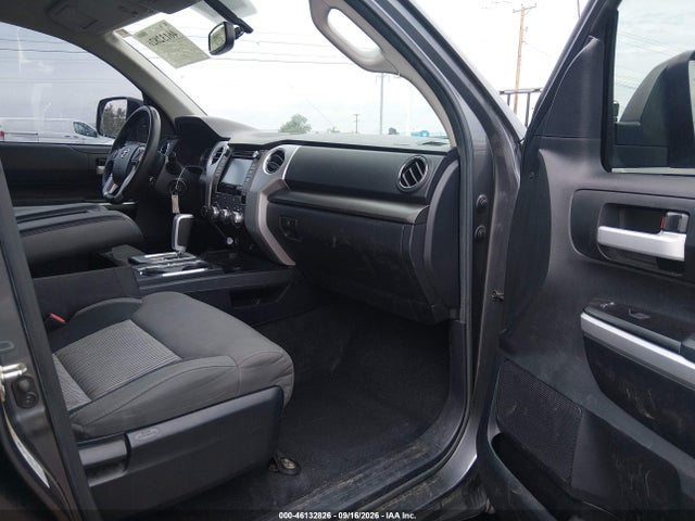 Продажа на аукционе авто 2017 Toyota Tundra Sr5 5.7l V8, vin: 5TFDW5F15HX627874, номер лота: 46132826