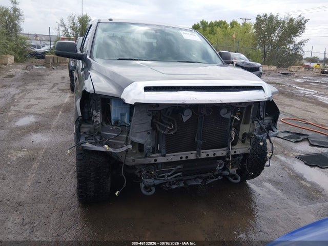Продажа на аукционе авто 2017 Toyota Tundra Sr5 5.7l V8, vin: 5TFDW5F15HX627874, номер лота: 46132826