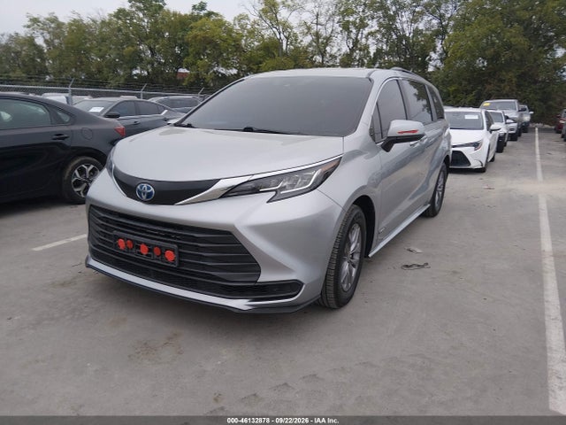 Toyota SIENNA LE 2021 5TDKRKEC1MS005952 Image 2