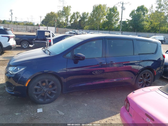 Продажа на аукционе авто 2019 Chrysler Pacifica Touring Plus, vin: 2C4RC1FG5KR742024, номер лота: 46134323