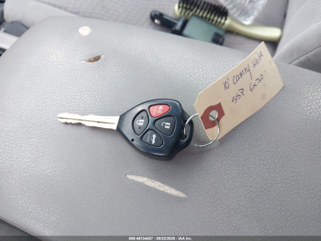 46134457 :رقم المزاد ، 4T4BF3EKXAR042710 vin ، 2010 Toyota Camry Le مزاد بيع