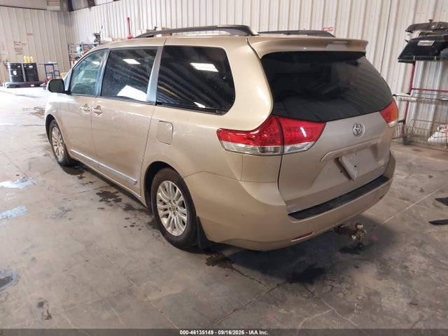 46135149 :رقم المزاد ، 5TDYK3DC7BS170391 vin ، 2011 Toyota Sienna Xle V6 مزاد بيع