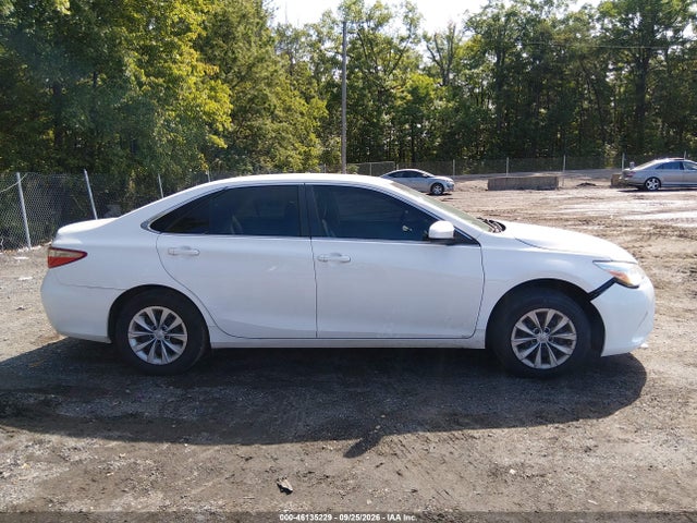 46135229 :رقم المزاد ، 4T1BF1FK8FU947600 vin ، 2015 Toyota Camry Le مزاد بيع