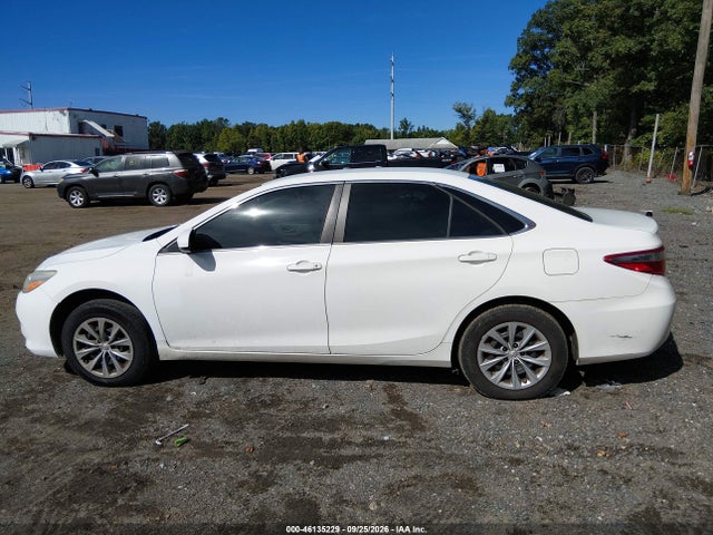 46135229 :رقم المزاد ، 4T1BF1FK8FU947600 vin ، 2015 Toyota Camry Le مزاد بيع