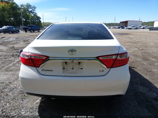 46135229 :رقم المزاد ، 4T1BF1FK8FU947600 vin ، 2015 Toyota Camry Le مزاد بيع