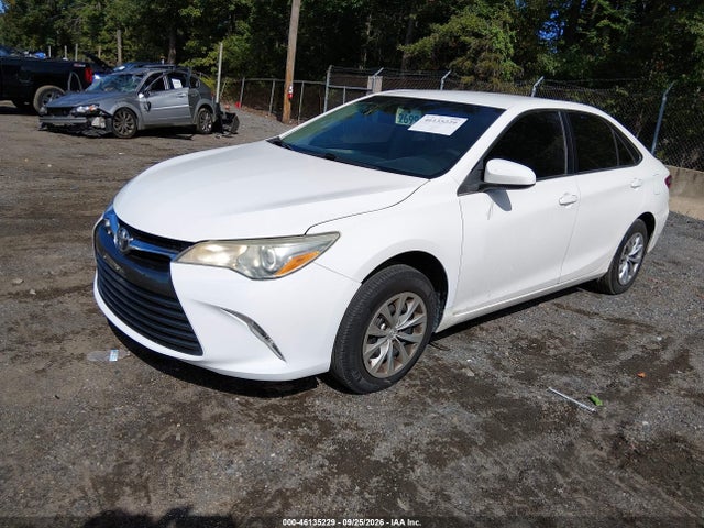 46135229 :رقم المزاد ، 4T1BF1FK8FU947600 vin ، 2015 Toyota Camry Le مزاد بيع