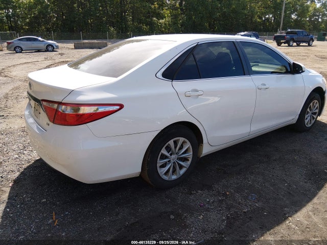 46135229 :رقم المزاد ، 4T1BF1FK8FU947600 vin ، 2015 Toyota Camry Le مزاد بيع