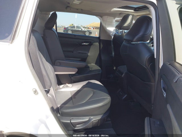 Toyota Highlander Xle 2021 5TDHZRBH4MS102677 Image 8