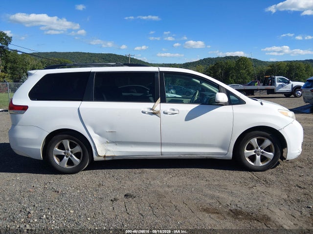 2013 Toyota Sienna Le V6 8 Passenger მანქანა იყიდება აუქციონზე, vin: 5TDKK3DC2DS329908, აუქციონის ნომერი: 46136816