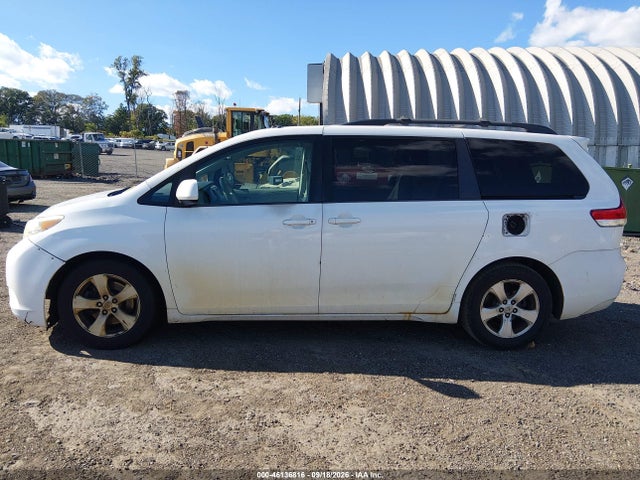 2013 Toyota Sienna Le V6 8 Passenger მანქანა იყიდება აუქციონზე, vin: 5TDKK3DC2DS329908, აუქციონის ნომერი: 46136816