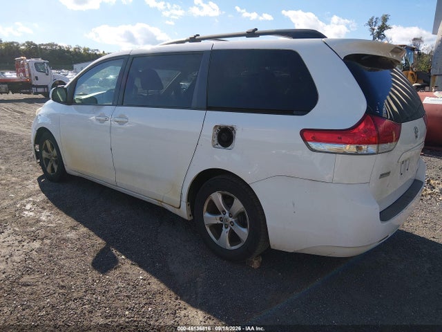 2013 Toyota Sienna Le V6 8 Passenger მანქანა იყიდება აუქციონზე, vin: 5TDKK3DC2DS329908, აუქციონის ნომერი: 46136816