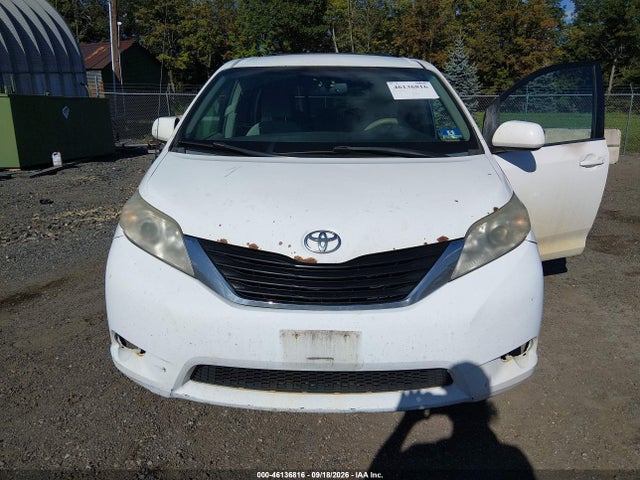 2013 Toyota Sienna Le V6 8 Passenger მანქანა იყიდება აუქციონზე, vin: 5TDKK3DC2DS329908, აუქციონის ნომერი: 46136816