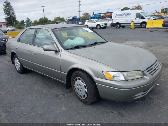 46137178 :رقم المزاد ، JT2BG22K1W0259516 vin ، 1998 Toyota Camry Le مزاد بيع