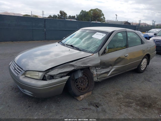 46137178 :رقم المزاد ، JT2BG22K1W0259516 vin ، 1998 Toyota Camry Le مزاد بيع