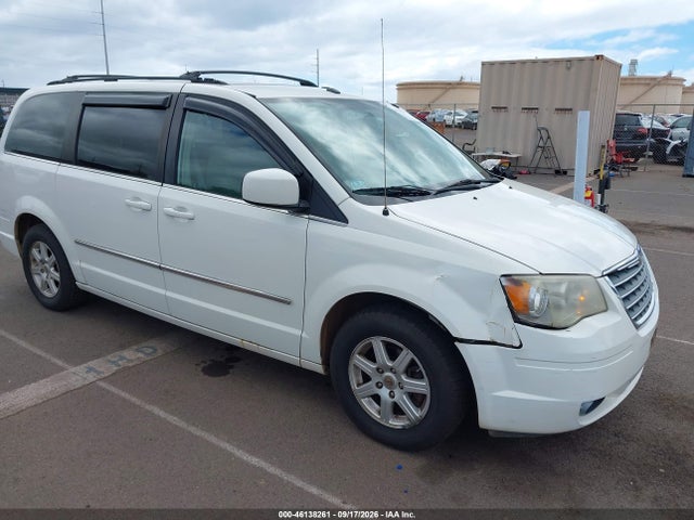 2010 Chrysler Town & Country Touring მანქანა იყიდება აუქციონზე, vin: 2A4RR5D1XAR136540, აუქციონის ნომერი: 46138261