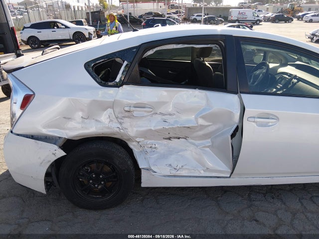 Toyota Prius Two 2015 JTDKN3DU3F1898492 Image 17