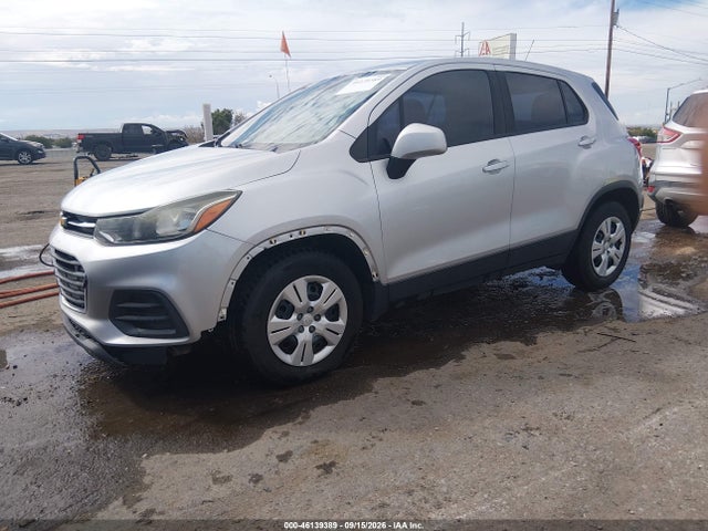 Chevrolet TRAX LS 2018 KL7CJKSB3JB607937 Image 2