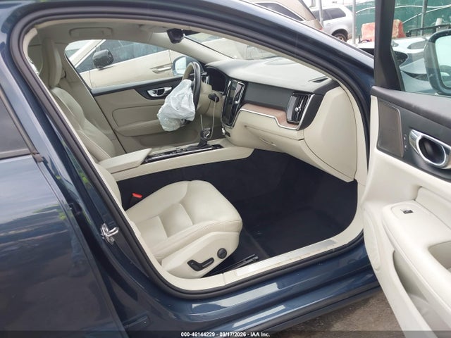 46144229 :رقم المزاد ، YV1102EK7L2356040 vin ، 2020 Volvo V60 T5 Momentum مزاد بيع